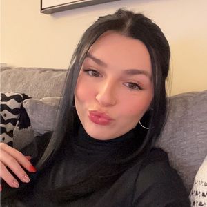 Meet your Posher, Alexis